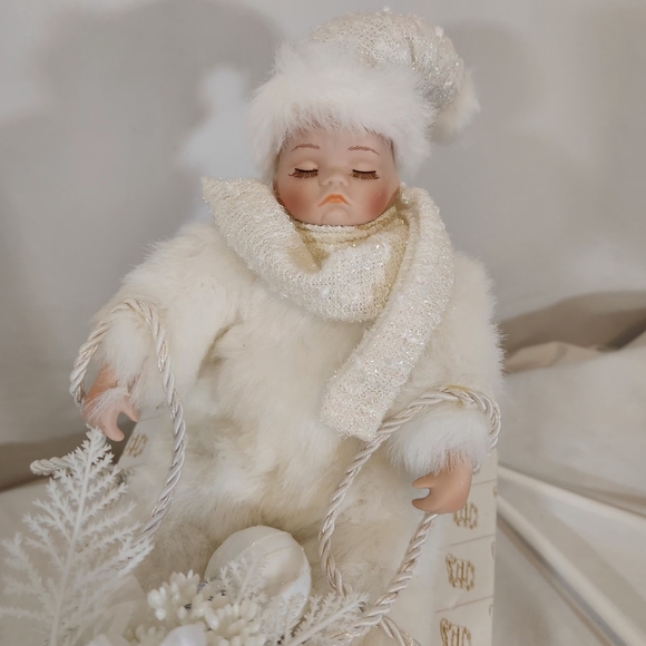 New Winter Baby in Sleigh From the Heritage Signature Collection - Picture 6 of 16